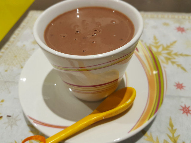 Chocolate caliente con licor Amaretto