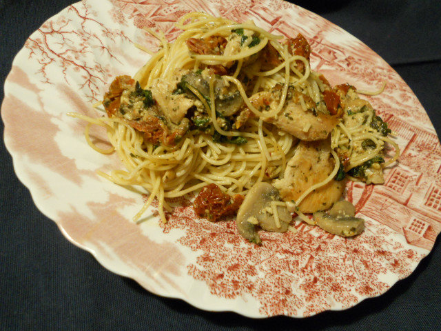 Espaguetis con pechuga de pollo y pesto genovese