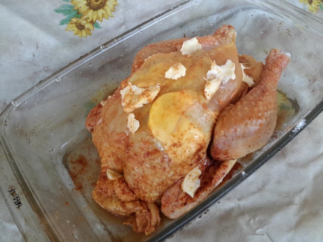 Pollo jugoso con relleno y guarnición de arroz