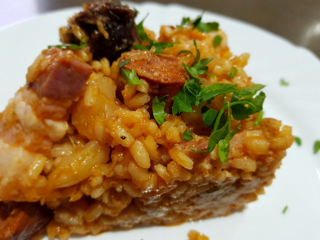 Arroz con chucrut, bacon ahumado y embutidos