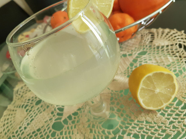 Bebida detox con limón para depurar el cuerpo de forma eficaz