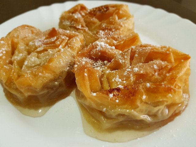 Caracolas de masa filo con miel y delicias turcas