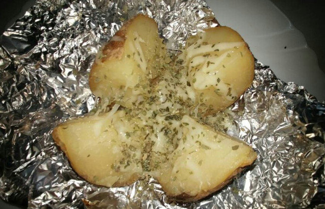 Patatas asadas en papel de aluminio (receta fácil)