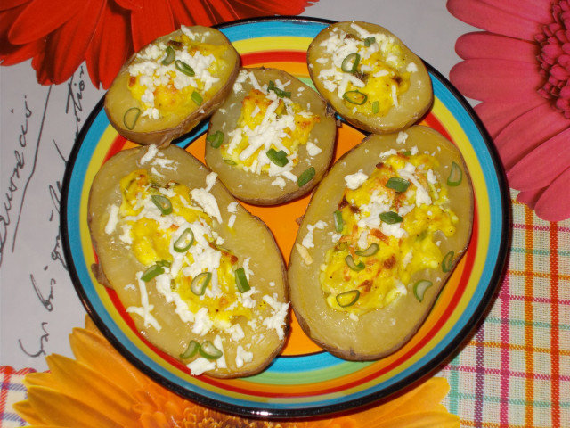 Patatas rellenas con huevo, queso y cebolla