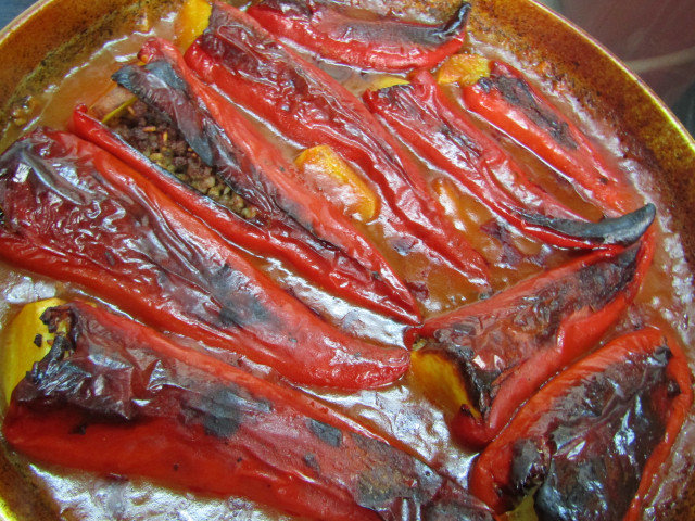 Pimientos rellenos de carne picada, arroz y salsa de tomate