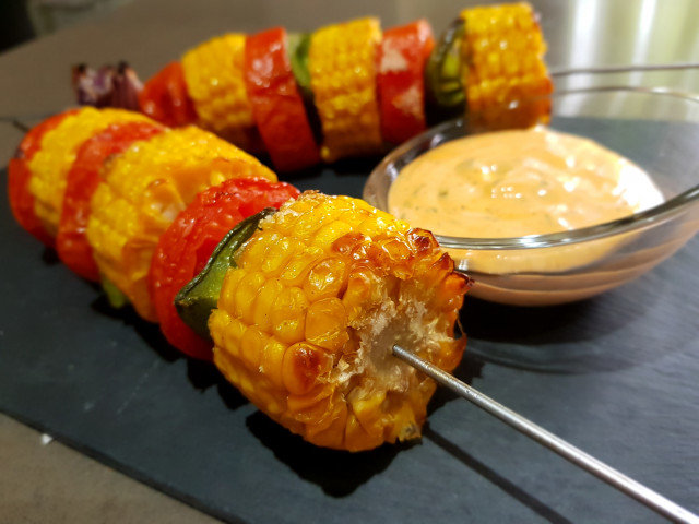 Brochetas de maíz con salsa