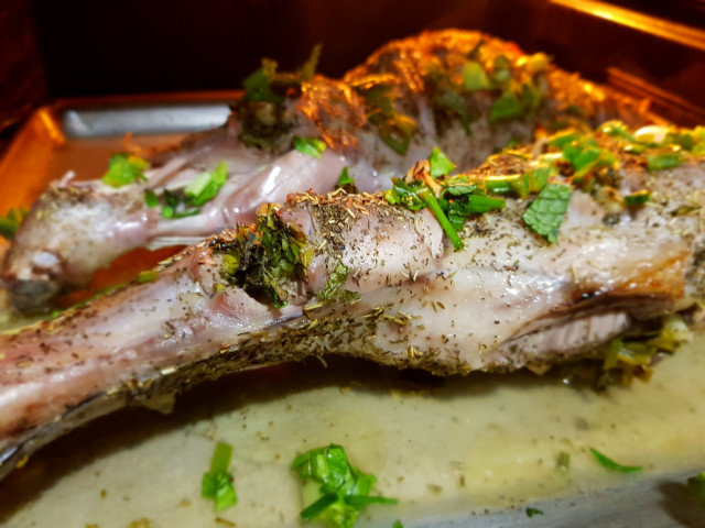 Cordero de Pascua asado con relleno de espinacas