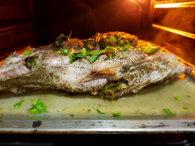 Cordero de Pascua asado con relleno de espinacas