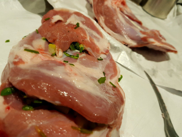 Cordero de Pascua asado con relleno de espinacas