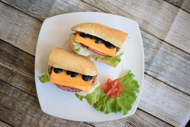 Bocadillos fríos de fiambre con queso crema