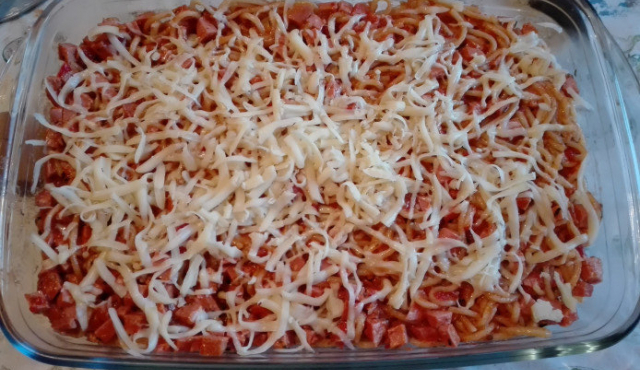 Espaguetis al horno con muchas especias y queso