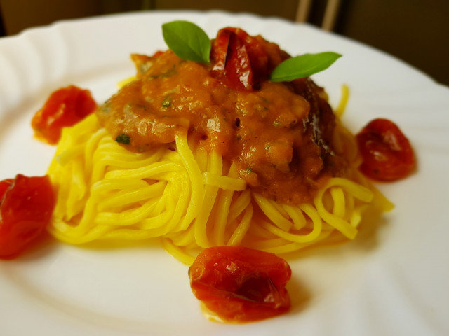 Capellini con tomates asados