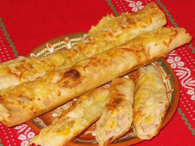 Rollitos de masa filo con queso y jamón cocido