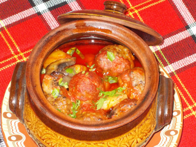 Maravillosas albóndigas de carne en cazuelitas de barro