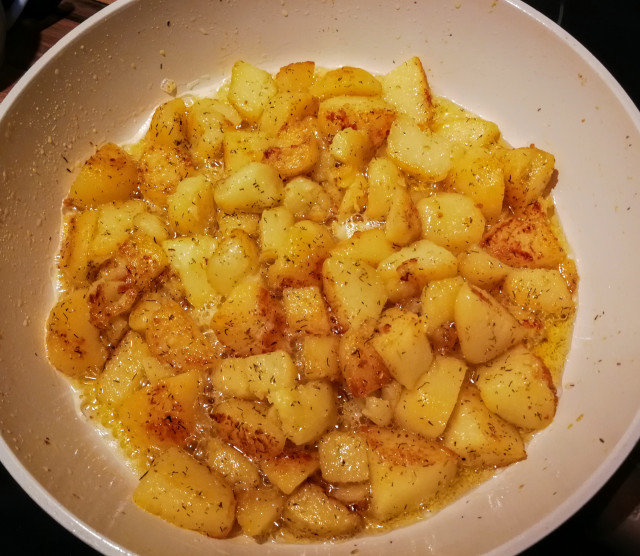 Patatas sauté con eneldo