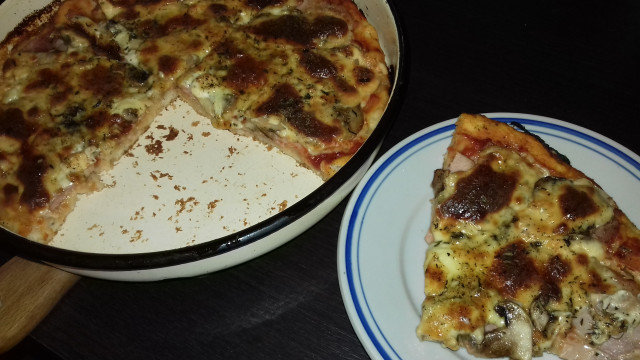 Pizza de jamón york y champiñones