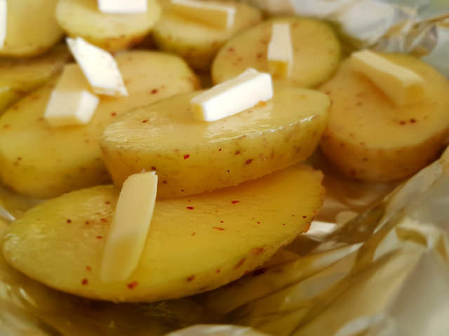 Patatas al horno con albahaca y quesos