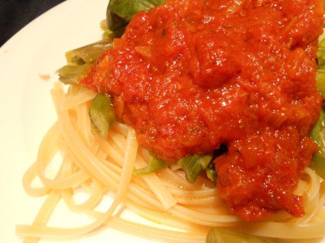 Pasta con espárragos y salsa de tomate