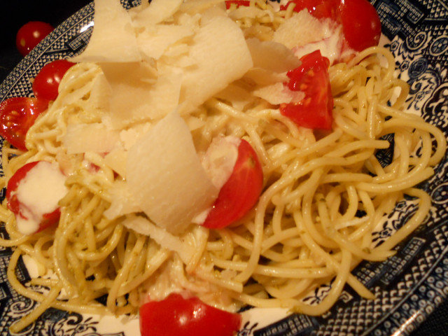 Espaguetis con pesto y tomates