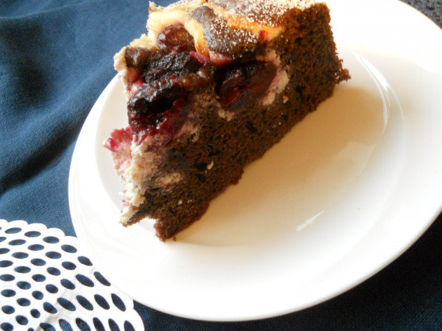 Pastel de cerezas con queso crema y nata