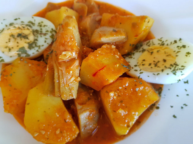 Guiso de patatas con piñones y azafrán