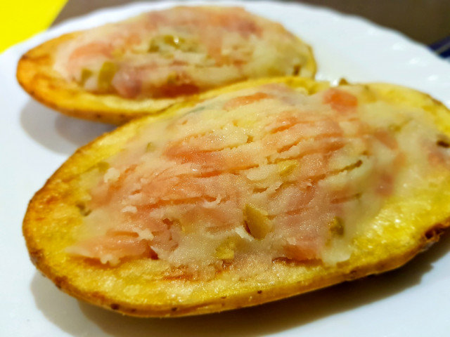 Patatas al horno con relleno de salmón ahumado