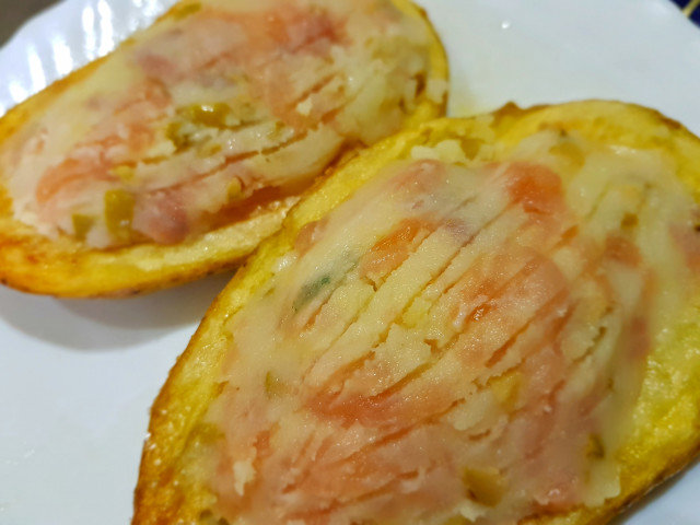 Patatas al horno con relleno de salmón ahumado