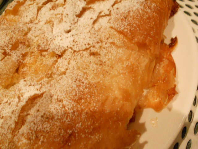 Bougatsa - pastel griego con crema de sémola