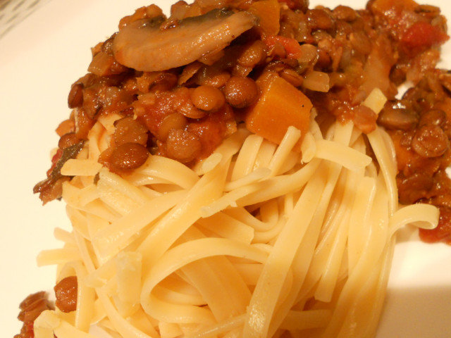 Pasta con boloñesa de lentejas