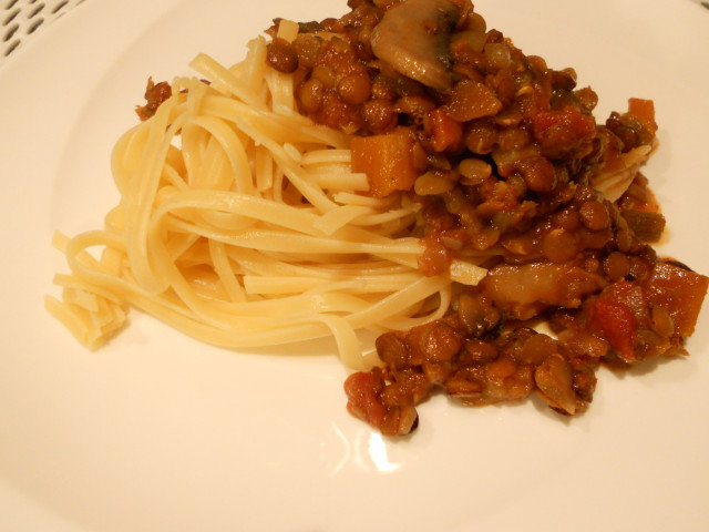 Pasta con boloñesa de lentejas