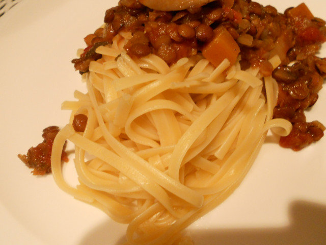 Pasta con boloñesa de lentejas