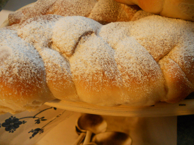 Bollos trenzados con nata (Treccine Soffici)