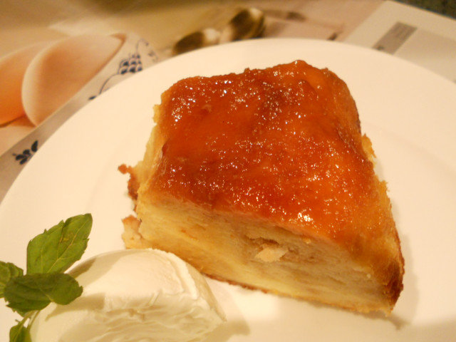 Flan casero con pan blanco