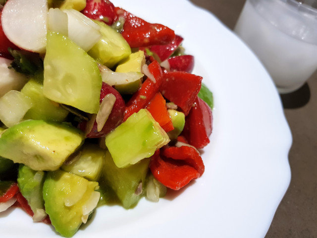 Ensalada de aguacate, pepino y pimiento asado