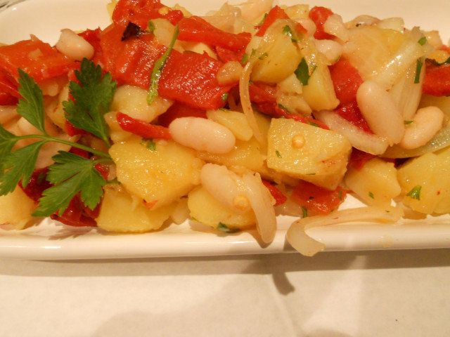 Ensalada de patatas con pimientos asados y alubias