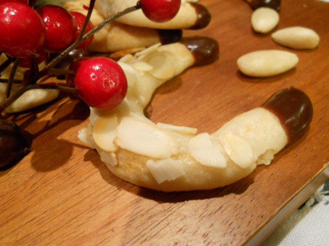 Cuernos de almendra con chocolate