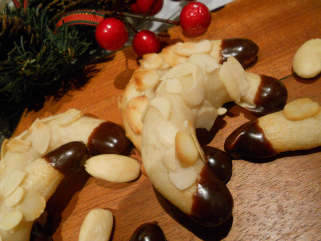 Cuernos de almendra con chocolate