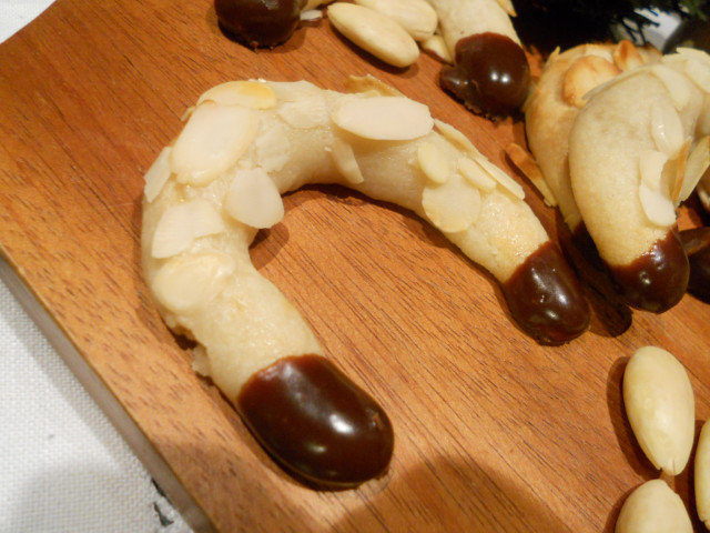 Cuernos de almendra con chocolate