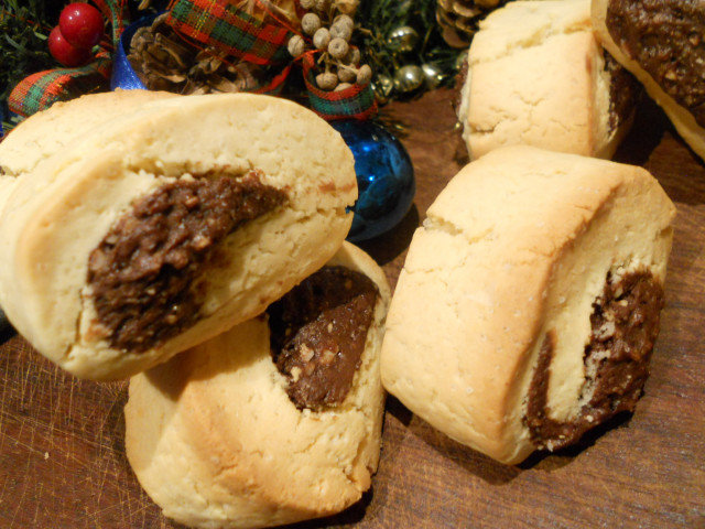 Galletas italianas con relleno de chocolate y avellanas