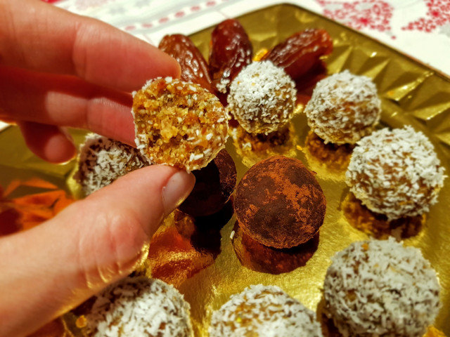 Bombones de dátiles y tahini de sésamo