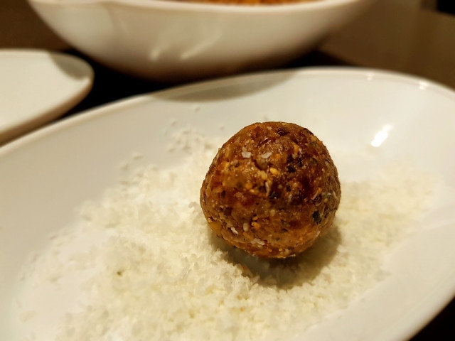 Bombones de dátiles y tahini de sésamo