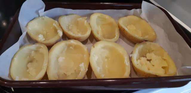 Patatas rellenas de champiñones y mayonesa