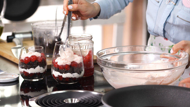 Trifle de cerezas con galletas de chocolate