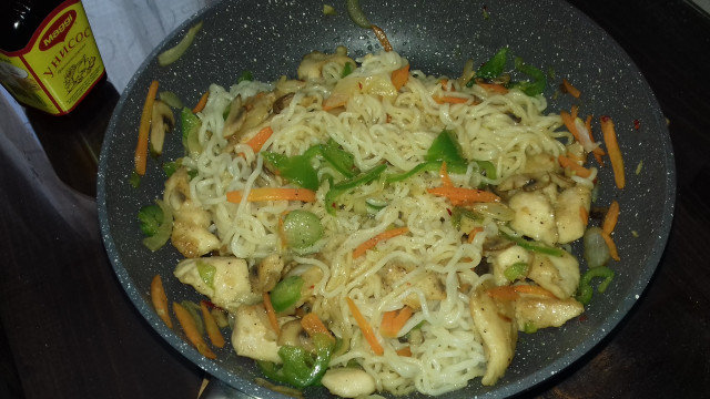 Noodles de pollo y verduras