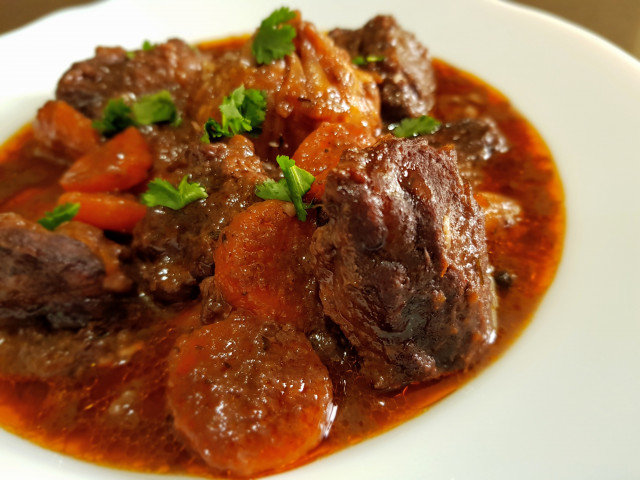 Carrilleras de ternera con salsa de vino y zanahorias