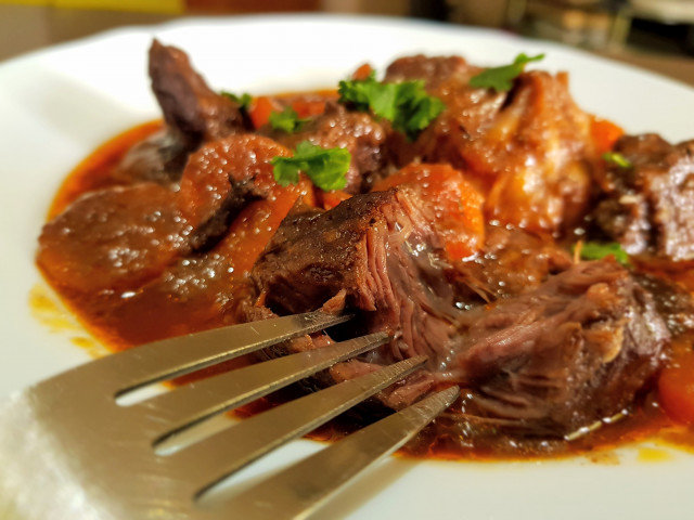 Carrilleras de ternera con salsa de vino y zanahorias