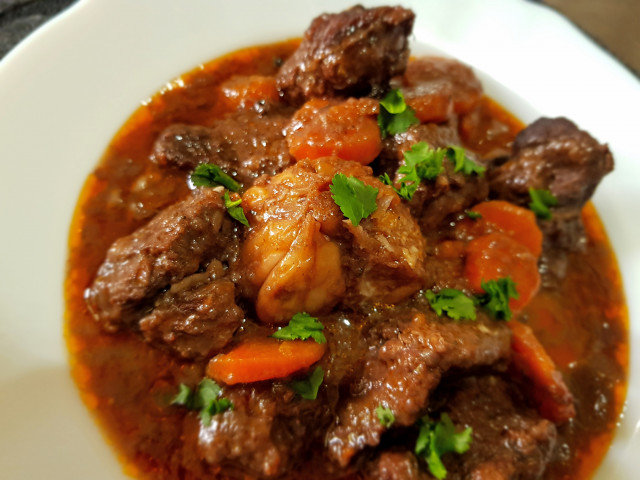 Carrilleras de ternera con salsa de vino y zanahorias