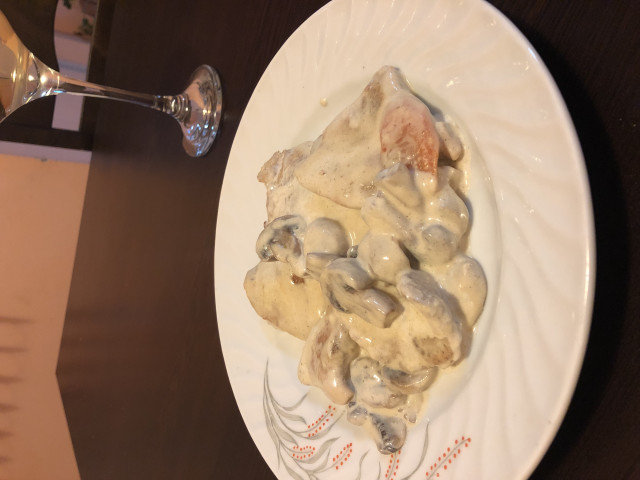 Pechuga de pavo con crema de parmesano, champiñones y ajo