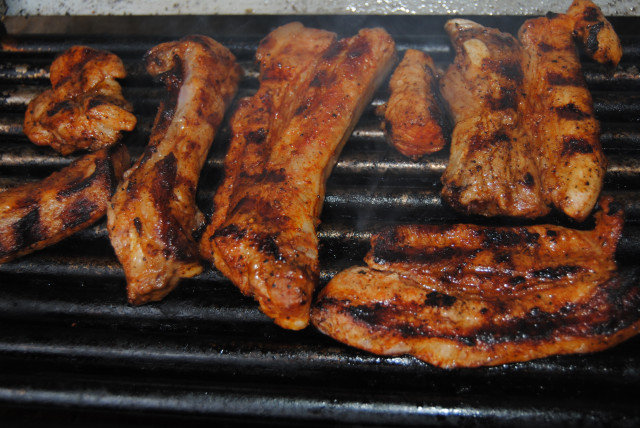 Costillas de cerdo adobadas a la parrilla