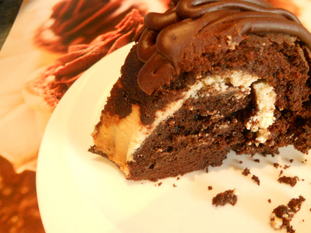 Pastel de chocolate con relleno de queso Philadelphia